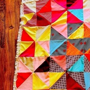 𝅺VINTAGE Handcrafted Quilt Approximately 64x64
